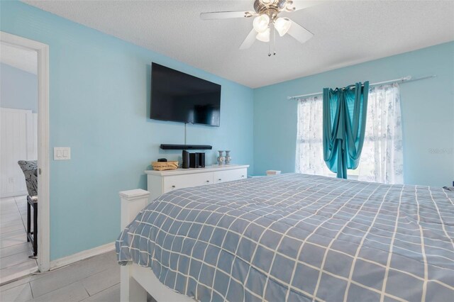 bedroom featuring ceiling fan and a textured ceiling