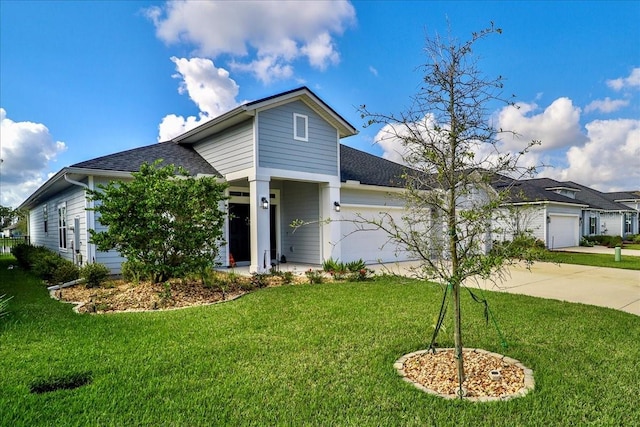 view of front of property featuring a front yard and a garage