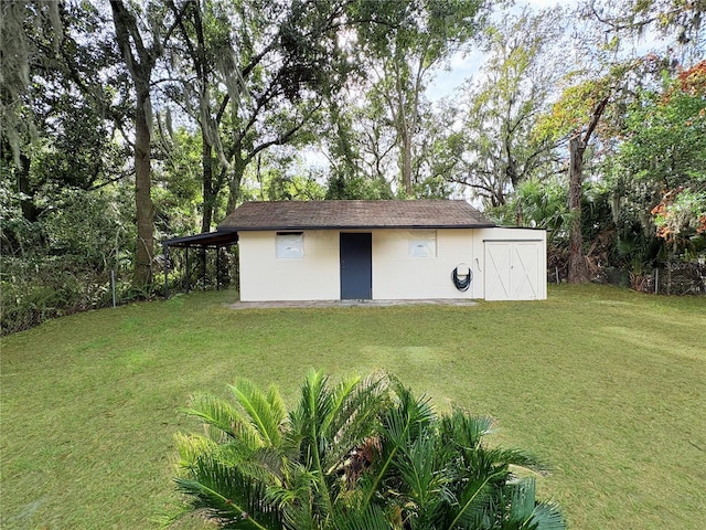 view of yard featuring an outdoor structure