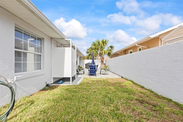 view of yard featuring a patio