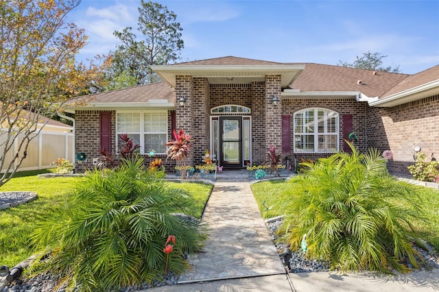 view of front of home featuring a front yard