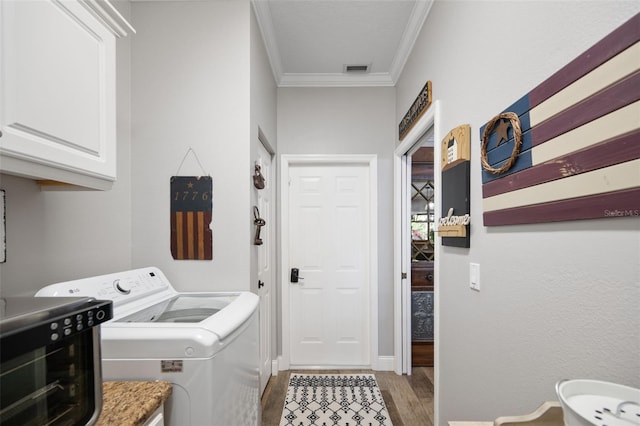 laundry area featuring visible vents, light wood-type flooring, cabinet space, washing machine and clothes dryer, and crown molding