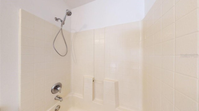 bathroom with tiled shower / bath combo