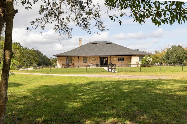 view of front facade featuring a front yard