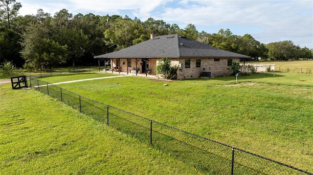 view of yard featuring a rural view