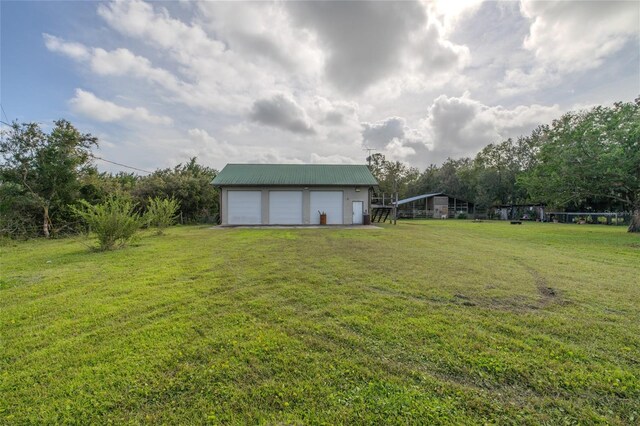 view of yard with a garage and an outdoor structure