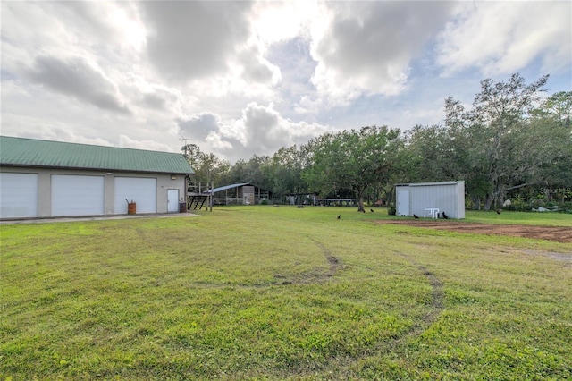 view of yard featuring a storage shed