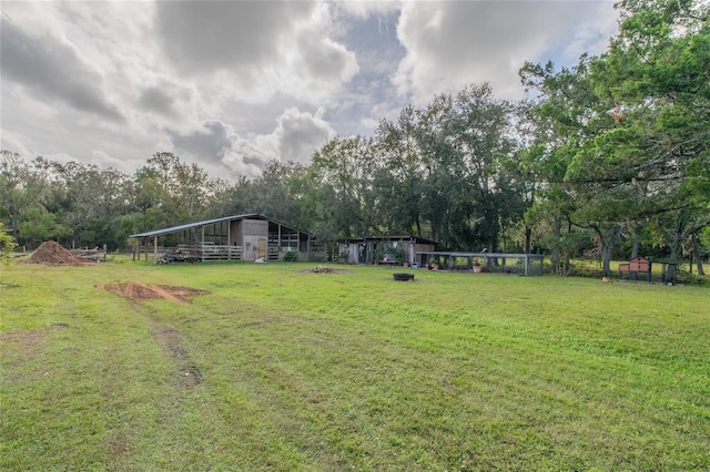 view of yard featuring an outbuilding