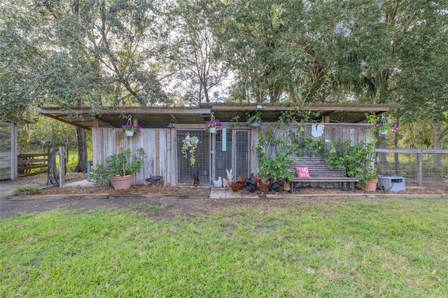 view of front of house featuring a front yard