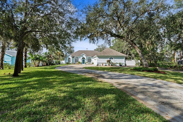 view of front of property featuring a front yard