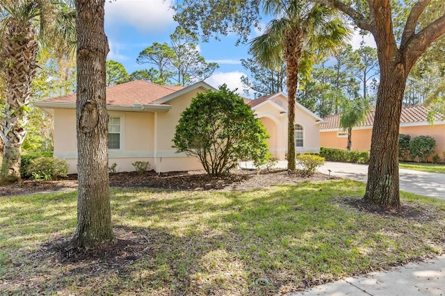 view of front of home featuring a front yard