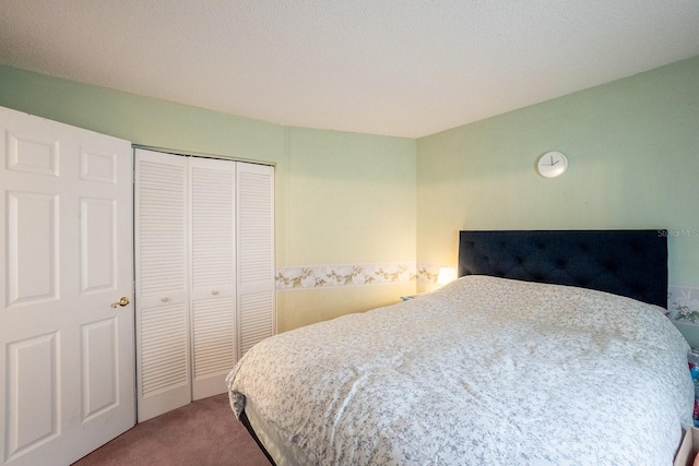 bedroom featuring carpet, a textured ceiling, and a closet