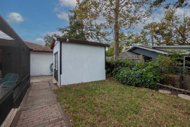 view of yard featuring a shed