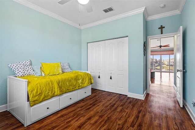 bedroom with dark hardwood / wood-style flooring, crown molding, a closet, and ceiling fan