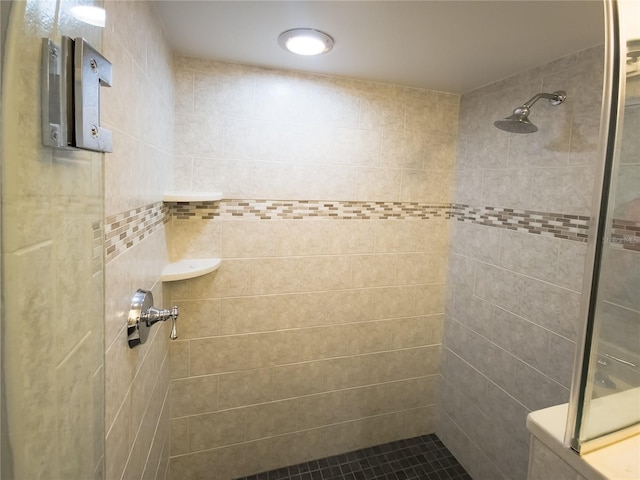 bathroom featuring a tile shower