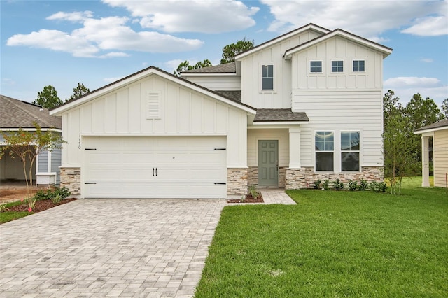 view of front of house featuring a front yard and a garage