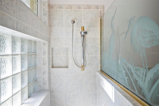 bathroom featuring a tile shower