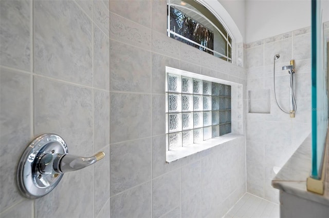 bathroom featuring tiled shower