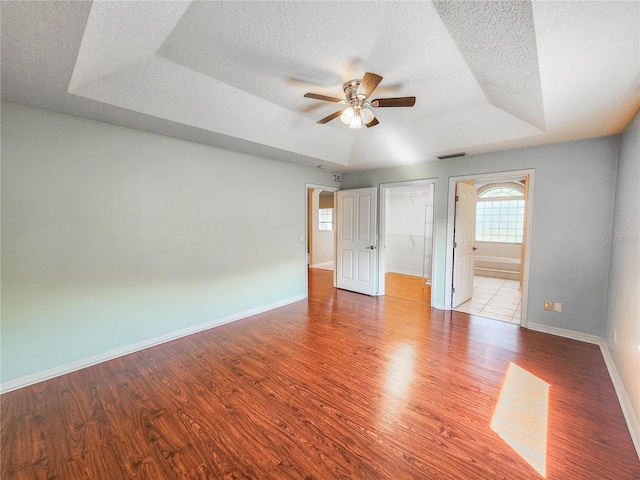 unfurnished room featuring a textured ceiling, light hardwood / wood-style floors, and ceiling fan