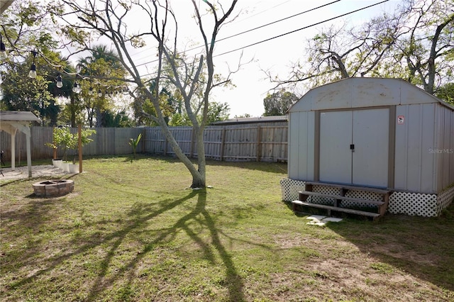 view of yard featuring a fire pit