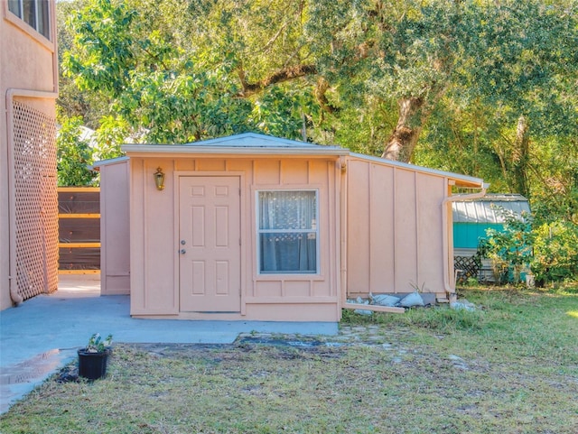 view of outbuilding with a yard