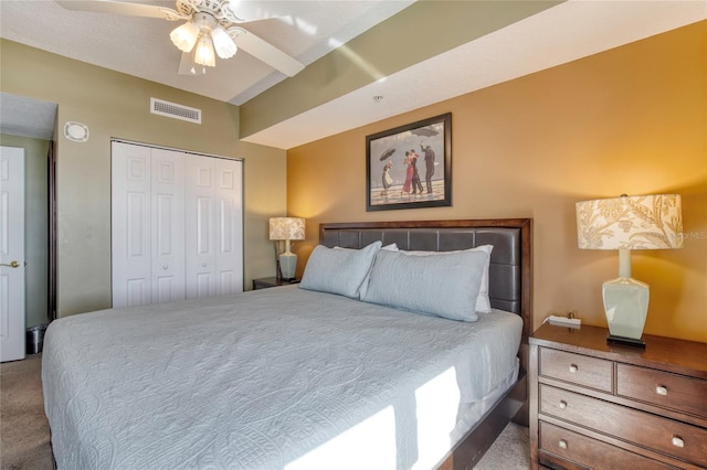 bedroom featuring carpet flooring, ceiling fan, and a closet