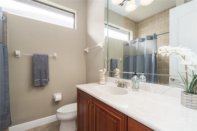 full bath featuring toilet, curtained shower, baseboards, and vanity