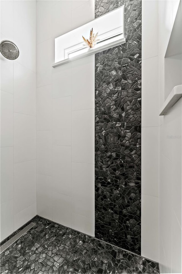 bathroom featuring tiled shower