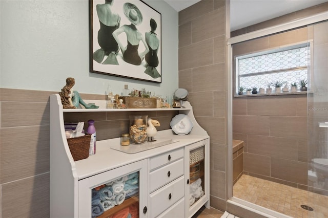 bathroom featuring tile walls