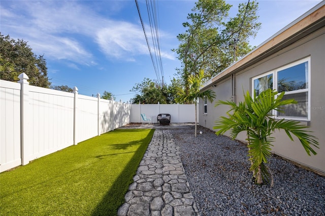 view of yard featuring a patio area