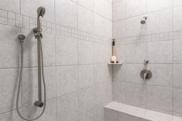 bathroom featuring a tile shower