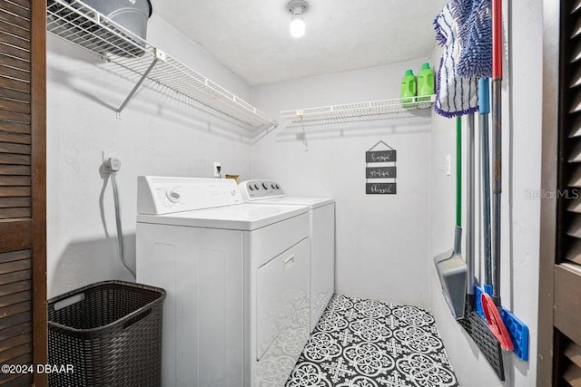 laundry room with tile patterned flooring, laundry area, and washing machine and dryer