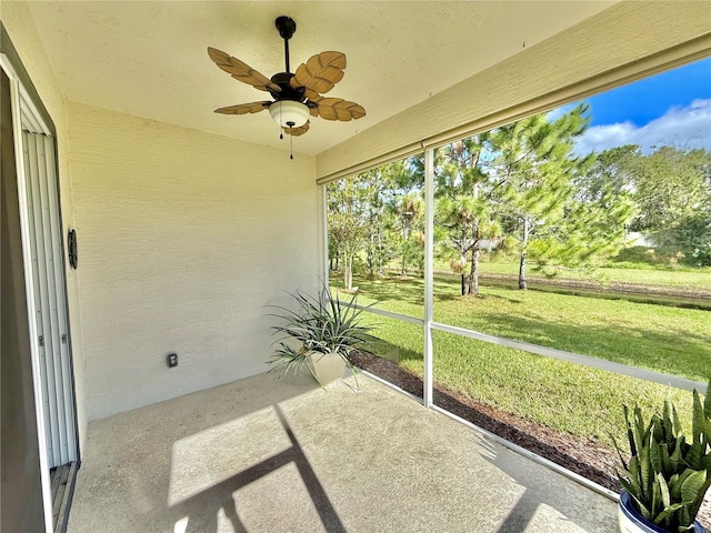 sunroom with ceiling fan