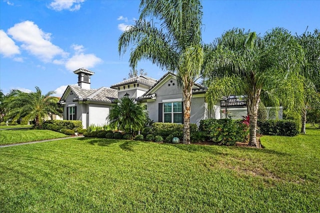 view of front of property featuring a front lawn