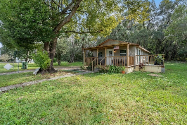 view of front of property featuring a front yard