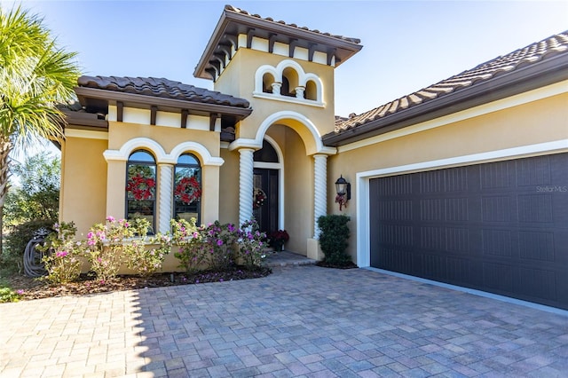 view of front of property featuring a garage