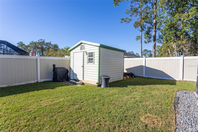 view of yard with a storage unit