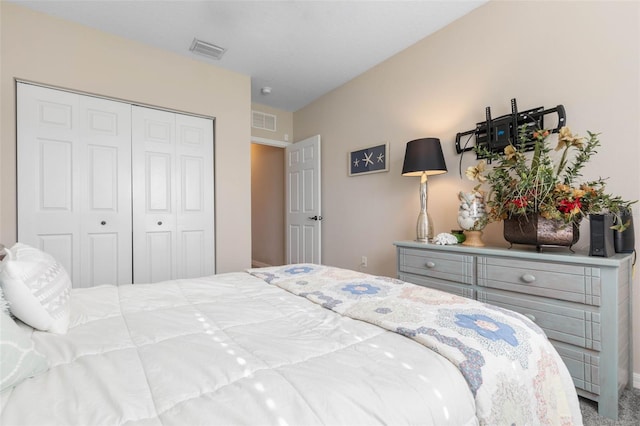 bedroom featuring carpet flooring and a closet