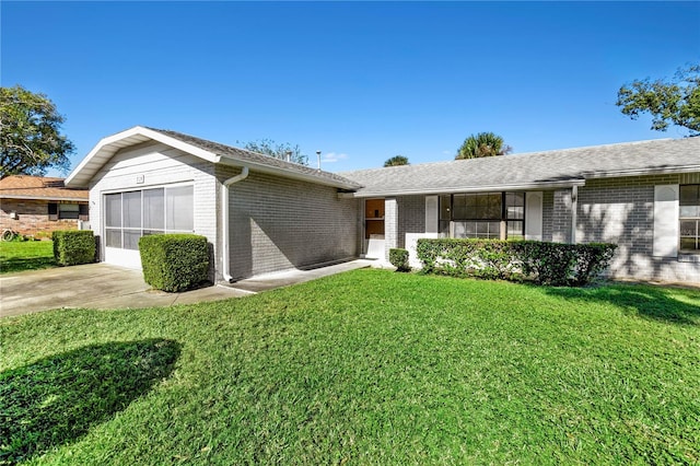 ranch-style house featuring a front yard