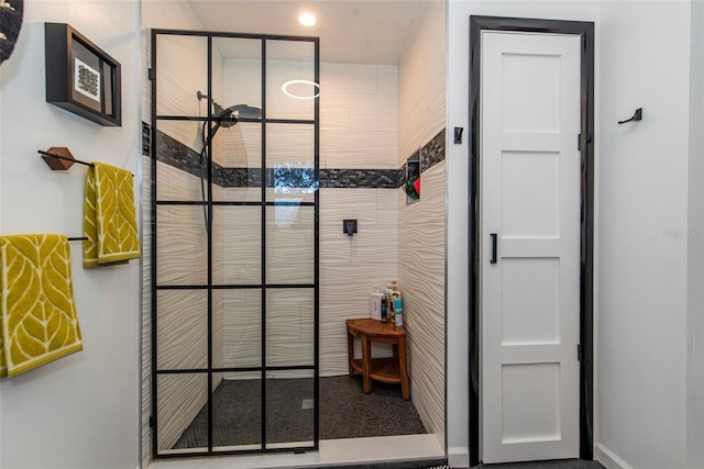 bathroom featuring tiled shower