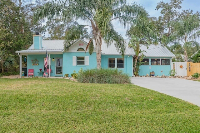 ranch-style home featuring a front lawn