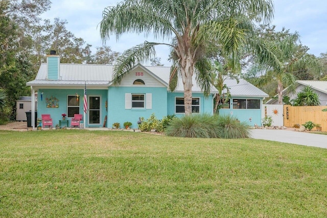 view of front of house featuring a front lawn