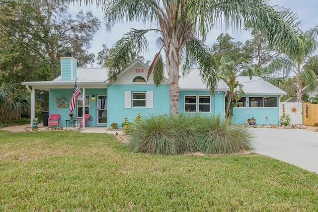 view of front of property with a front yard