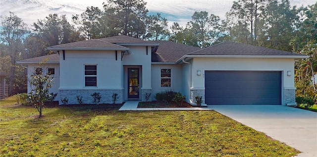 view of front of home featuring a front yard and a garage