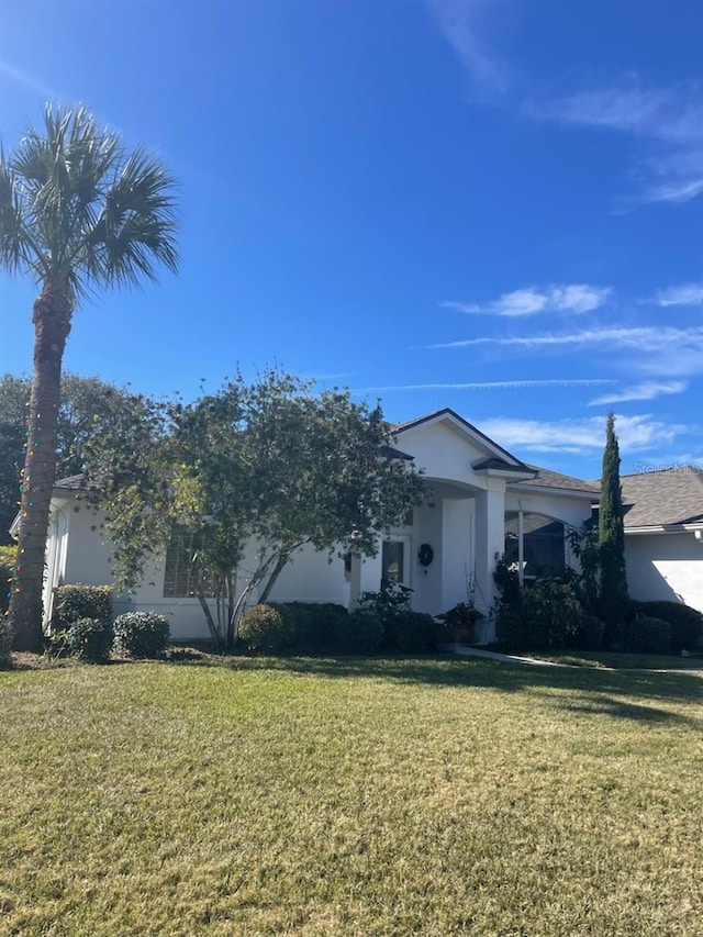 view of front of house featuring a front lawn