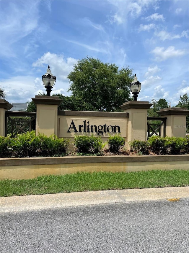 view of community / neighborhood sign