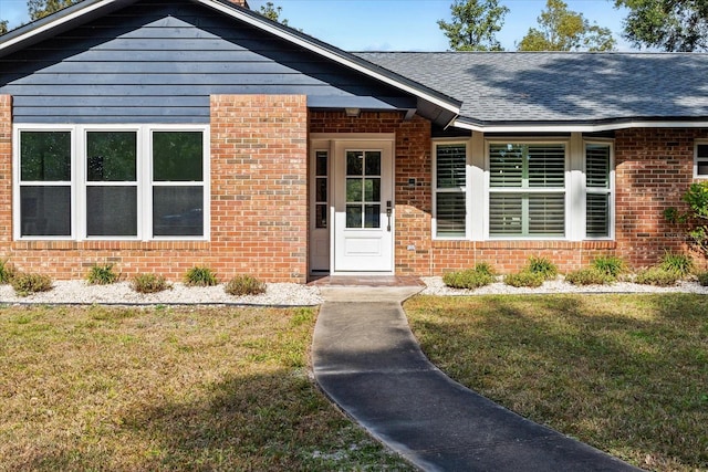 view of front of house featuring a front lawn