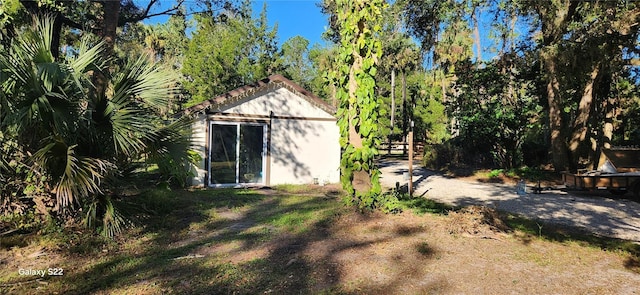 view of yard featuring a shed