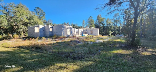 view of front facade featuring a front lawn