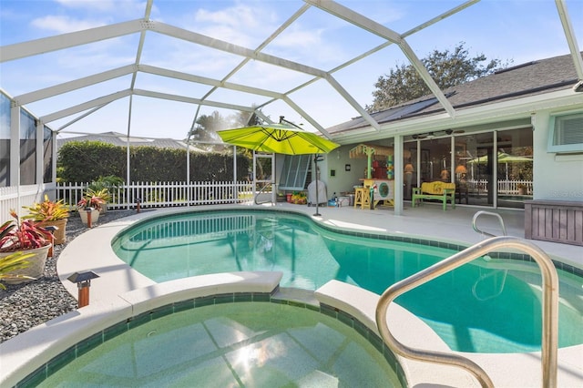 view of pool with a lanai, an in ground hot tub, and ceiling fan